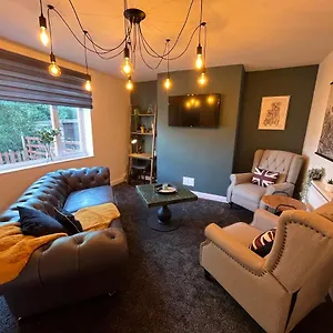 modern-three-bedroom-home-hoyland-barnsley.yorkshirehotels.net/